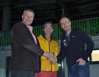 Christian Schweighofer (FH Sports Team) bzw. Peter Weinzierl (TriRun Linz) nehmen den Vizedekan der FH OÖ-Wels Prof. Alexander Jäger in die Mitte